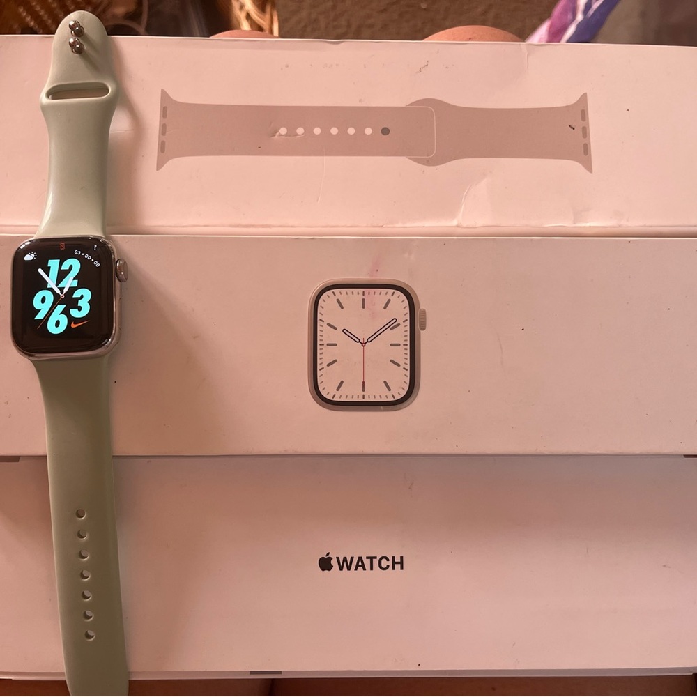 APPLE WATCH SERIES 7// Silver Stainless Steel Case 41MM Starlight Sport Band